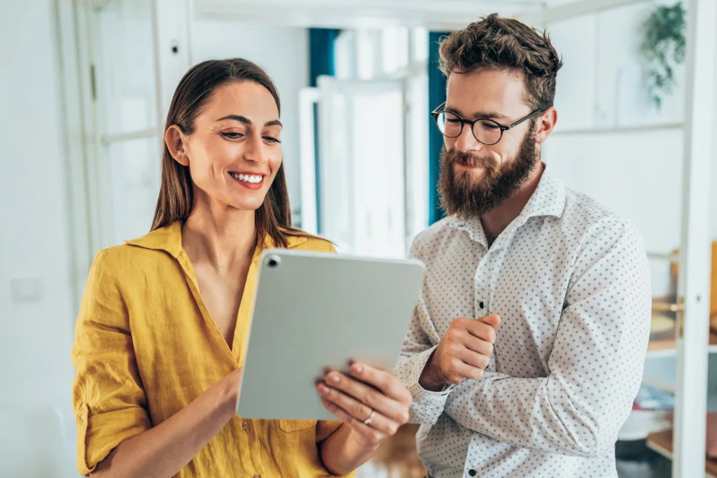 She appears to be explaining about the food and beverage industry to a colleague, who is looking attentively at the screen. 